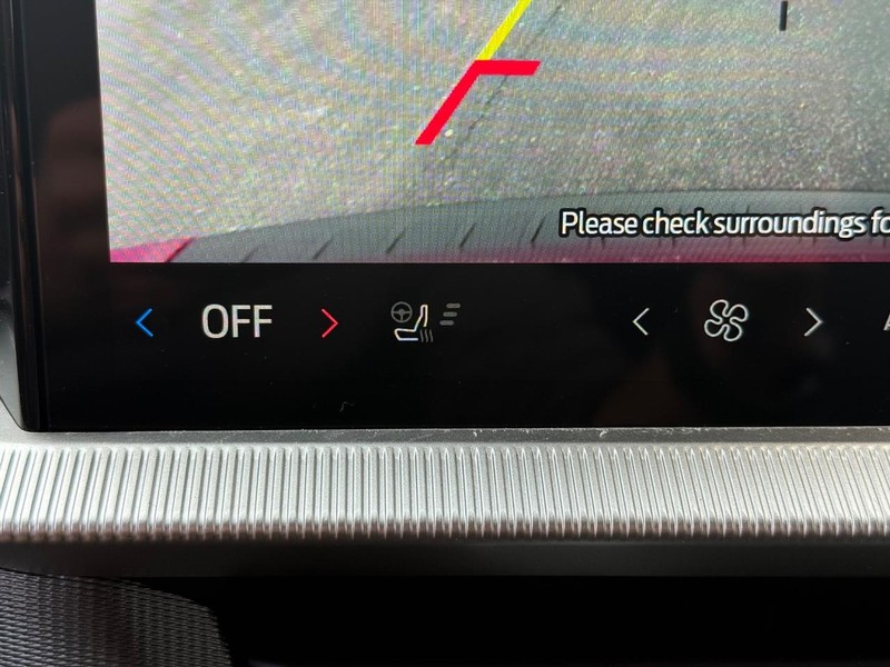 Ford Explorer Vehicle Full-screen Gallery Image 16