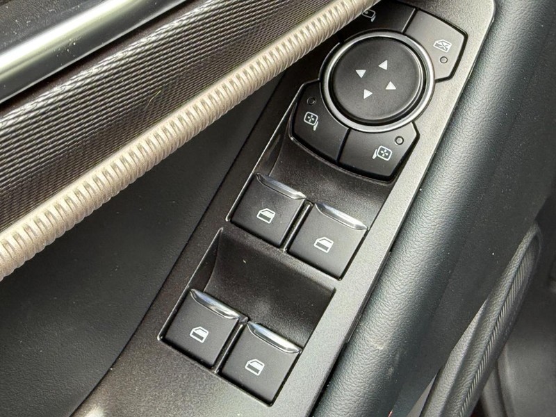 Ford Explorer Vehicle Full-screen Gallery Image 17