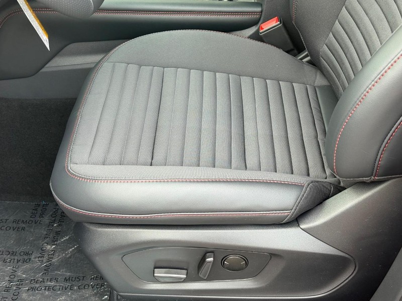 Ford Explorer Vehicle Full-screen Gallery Image 18