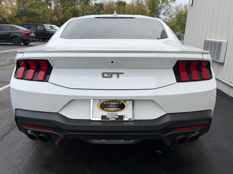 Ford Mustang Vehicle Full-screen Gallery Image 4