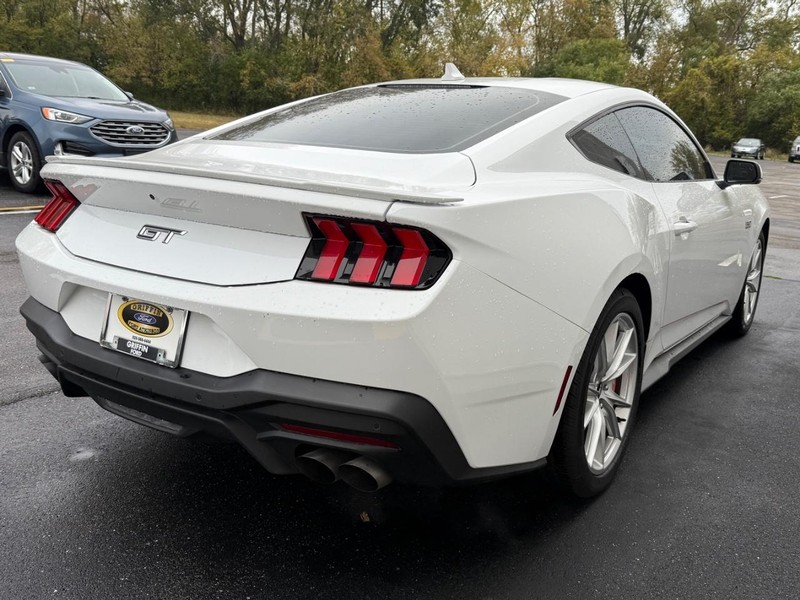 Ford Mustang Vehicle Full-screen Gallery Image 5