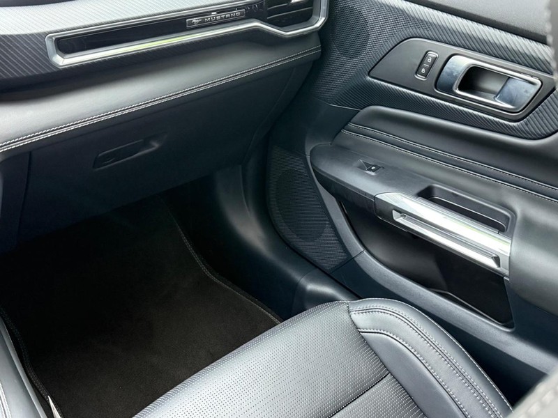 Ford Mustang Vehicle Full-screen Gallery Image 14