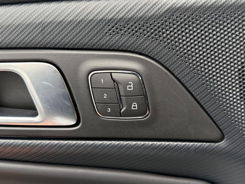 Ford Mustang Vehicle Full-screen Gallery Image 15