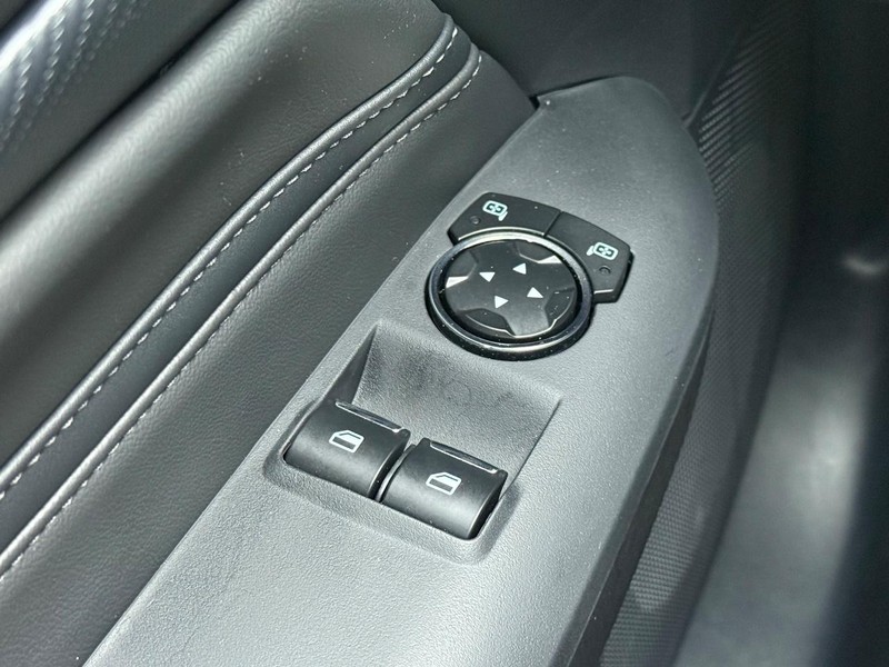 Ford Mustang Vehicle Full-screen Gallery Image 22