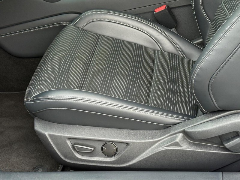 Ford Mustang Vehicle Full-screen Gallery Image 23