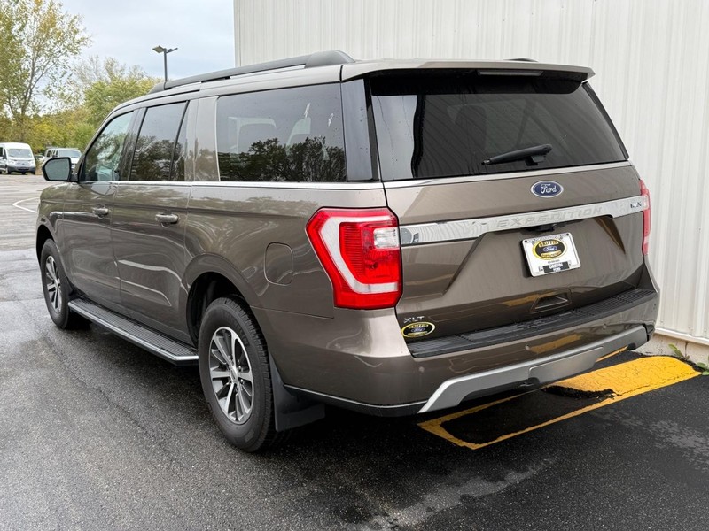 Ford Expedition Max Vehicle Full-screen Gallery Image 3