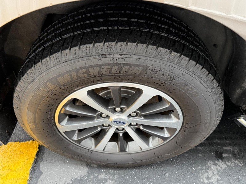 Ford Expedition Max Vehicle Full-screen Gallery Image 7