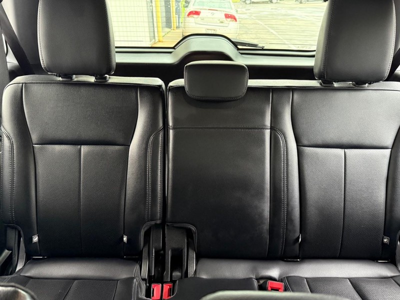 Ford Expedition Max Vehicle Full-screen Gallery Image 10