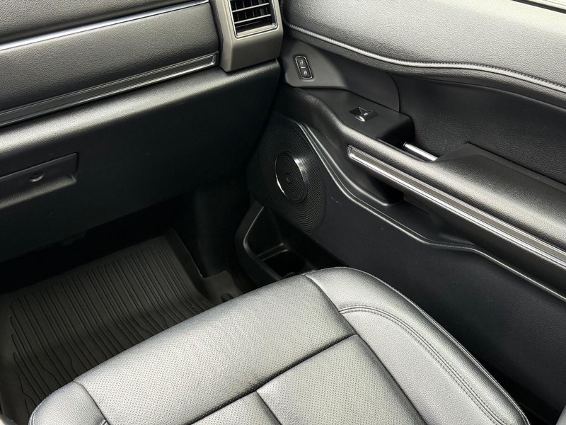 Ford Expedition Max Vehicle Full-screen Gallery Image 14