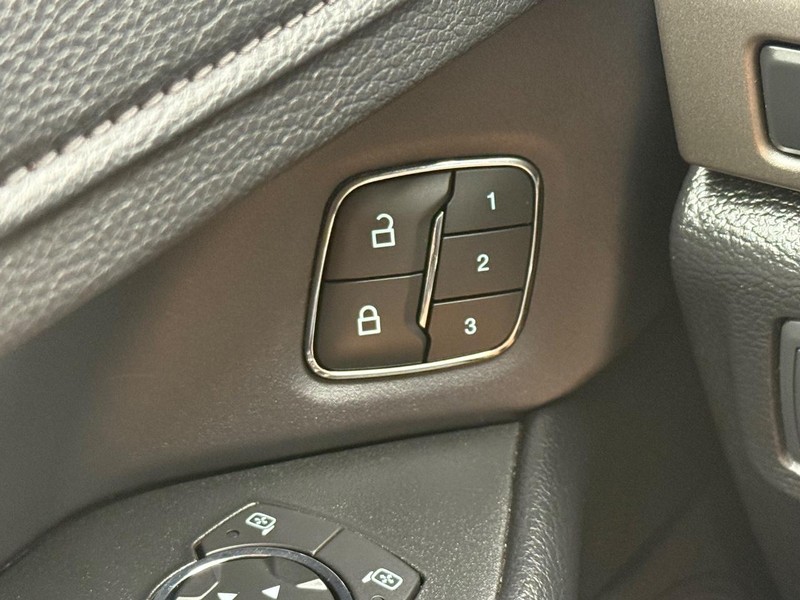 Ford Expedition Max Vehicle Full-screen Gallery Image 21