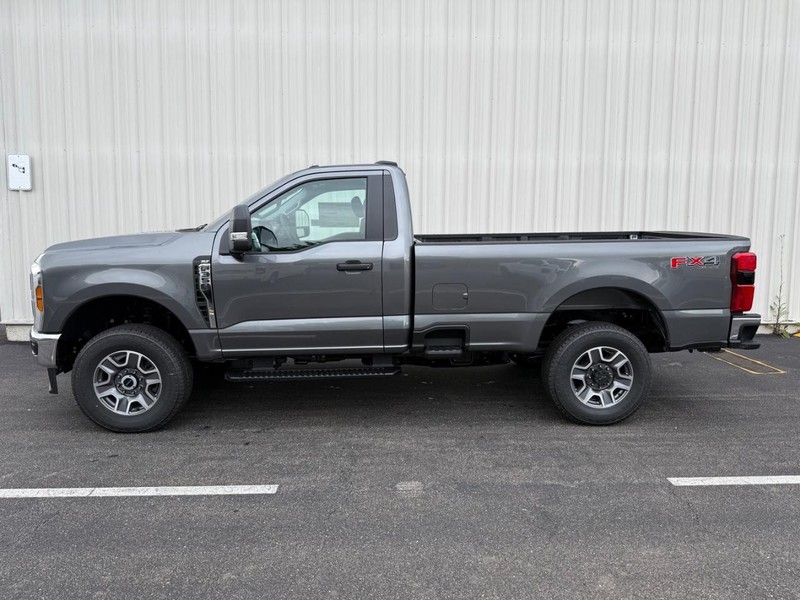 Ford Super Duty F-350 SRW Vehicle Full-screen Gallery Image 2