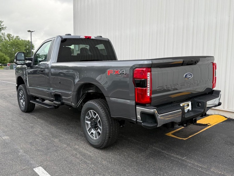 Ford Super Duty F-350 SRW Vehicle Full-screen Gallery Image 3