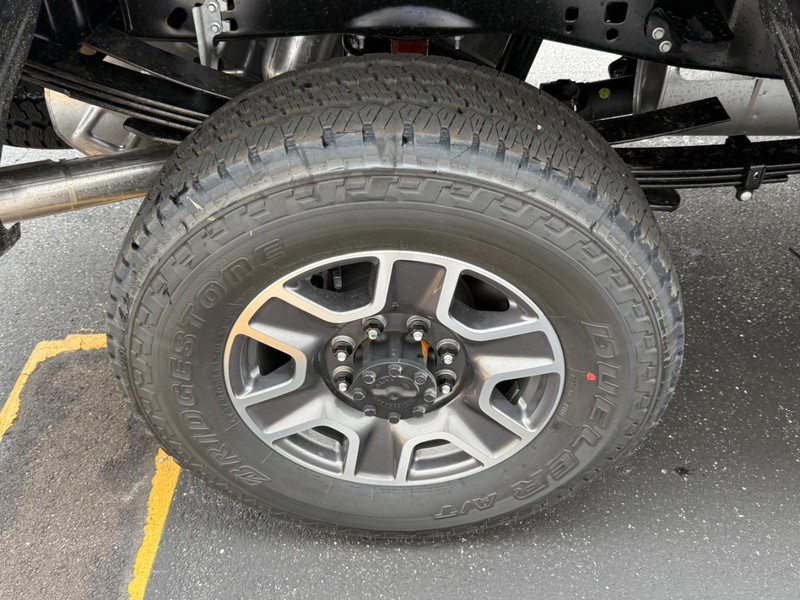 Ford Super Duty F-350 SRW Vehicle Full-screen Gallery Image 4