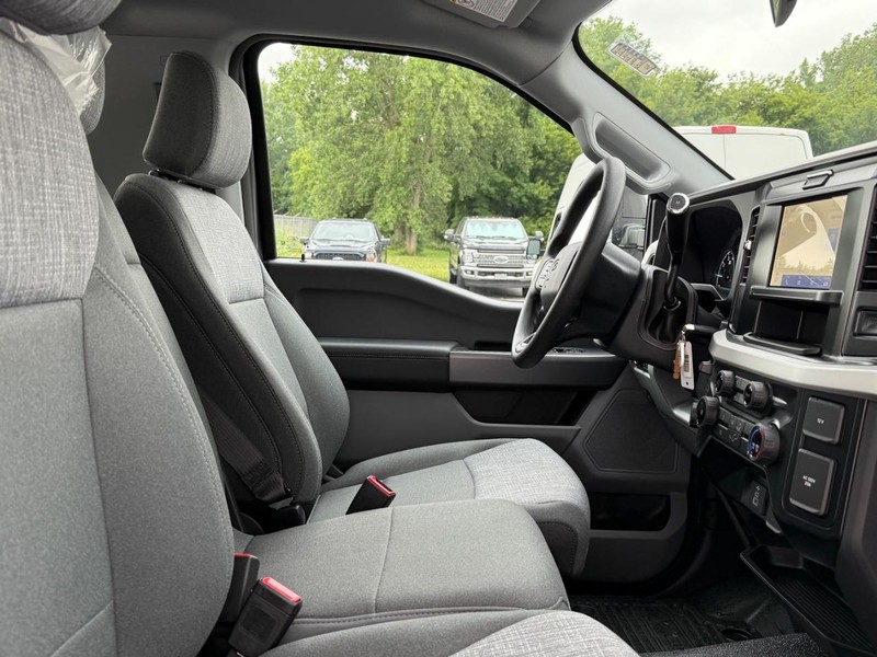 Ford Super Duty F-350 SRW Vehicle Full-screen Gallery Image 5