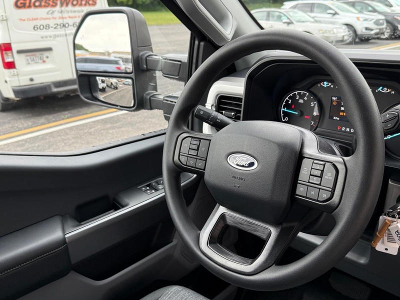 Ford Super Duty F-350 SRW Vehicle Full-screen Gallery Image 7