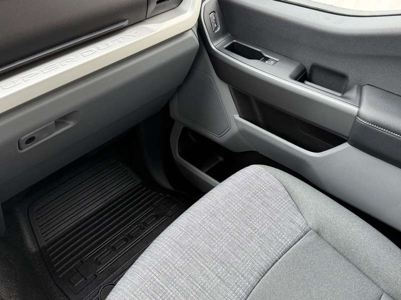 Ford Super Duty F-350 SRW Vehicle Full-screen Gallery Image 8