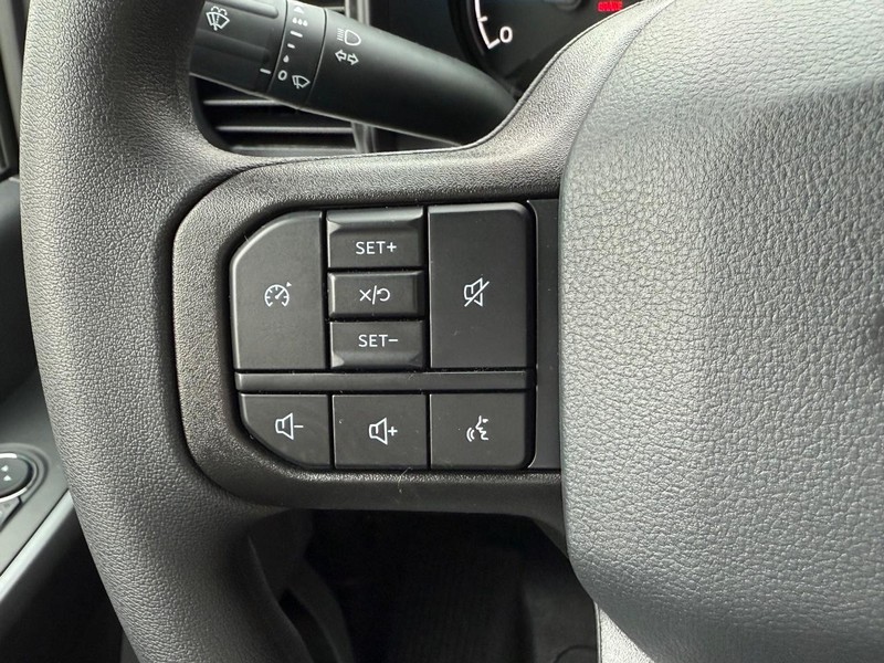 Ford Super Duty F-350 SRW Vehicle Full-screen Gallery Image 9