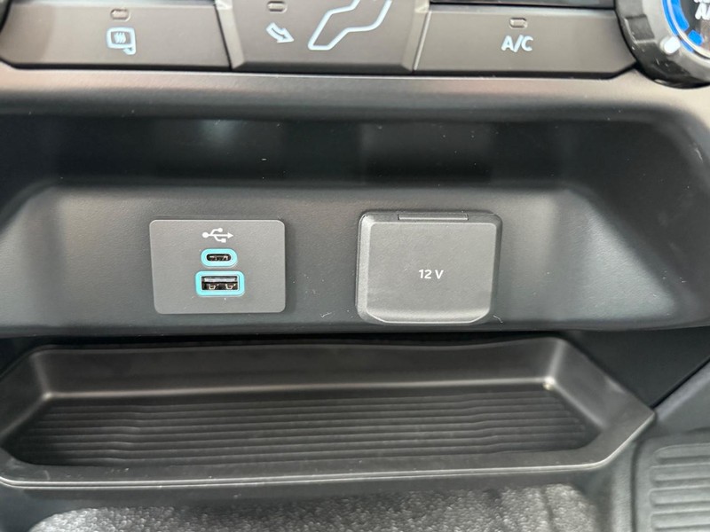 Ford Super Duty F-350 SRW Vehicle Full-screen Gallery Image 12