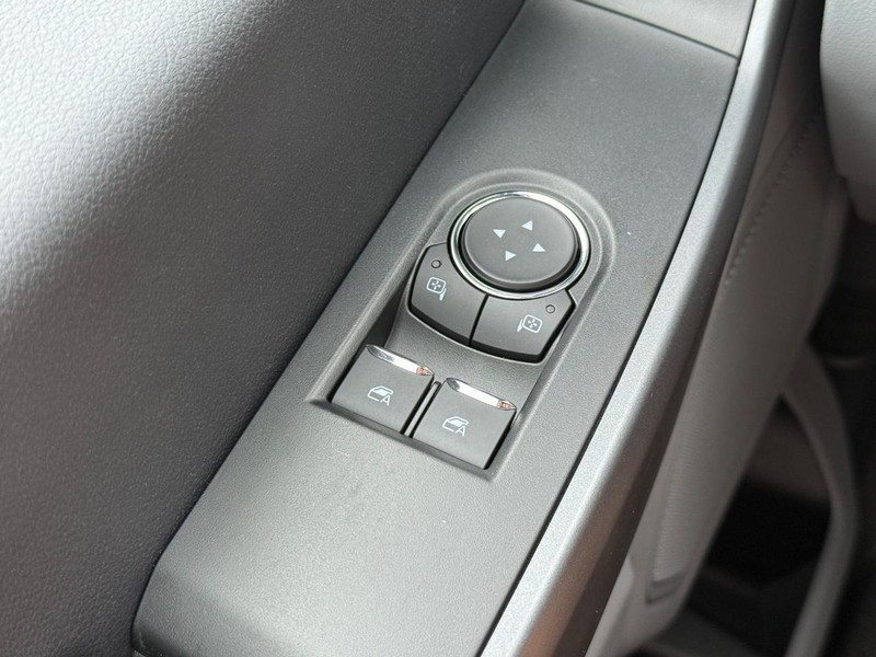 Ford Super Duty F-350 SRW Vehicle Full-screen Gallery Image 13