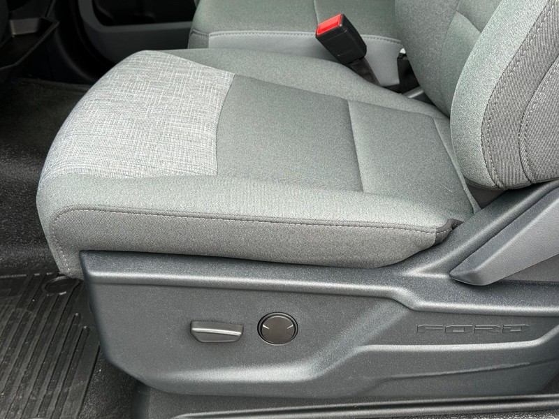 Ford Super Duty F-350 SRW Vehicle Full-screen Gallery Image 14