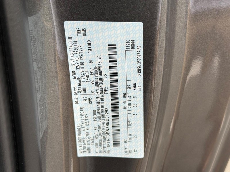 Ford Super Duty F-350 SRW Vehicle Full-screen Gallery Image 15