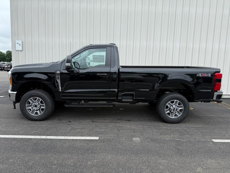 Ford Super Duty F-350 SRW Vehicle Full-screen Gallery Image 2