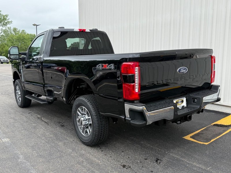 Ford Super Duty F-350 SRW Vehicle Full-screen Gallery Image 3