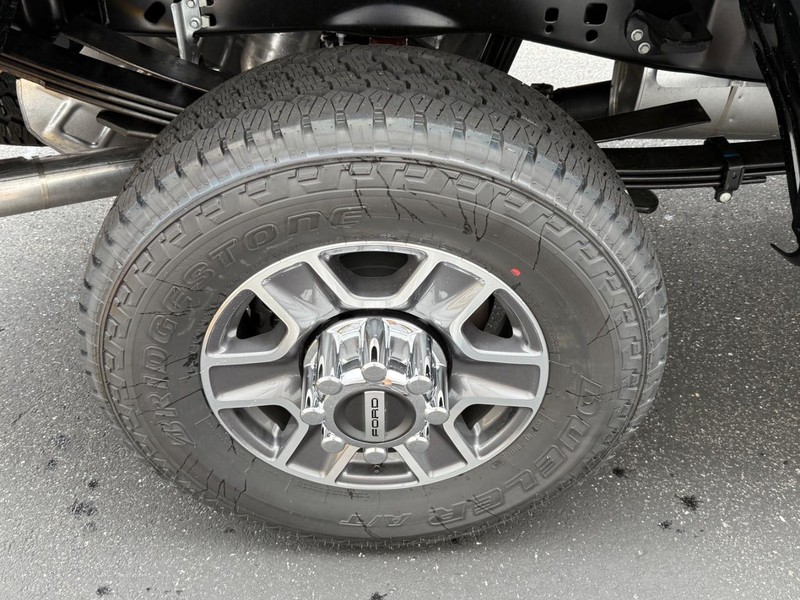 Ford Super Duty F-350 SRW Vehicle Full-screen Gallery Image 4