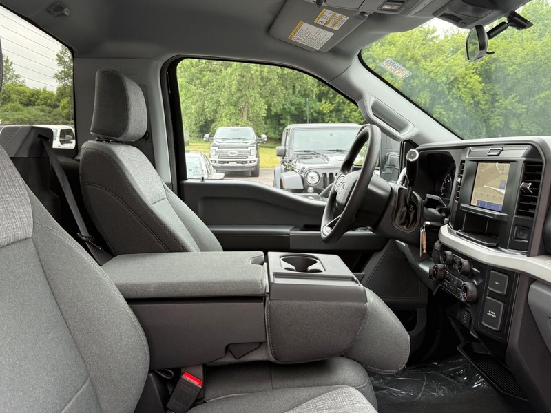 Ford Super Duty F-350 SRW Vehicle Full-screen Gallery Image 5