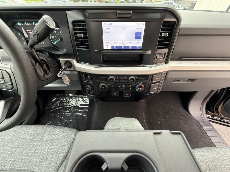 Ford Super Duty F-350 SRW Vehicle Full-screen Gallery Image 6