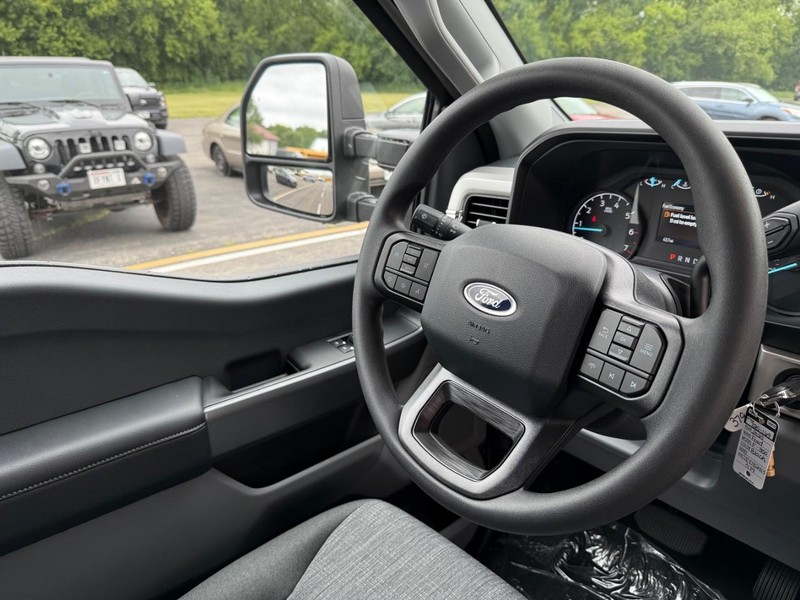 Ford Super Duty F-350 SRW Vehicle Full-screen Gallery Image 8