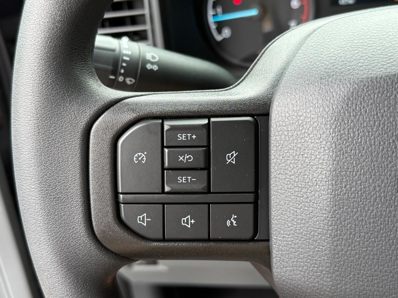 Ford Super Duty F-350 SRW Vehicle Full-screen Gallery Image 9