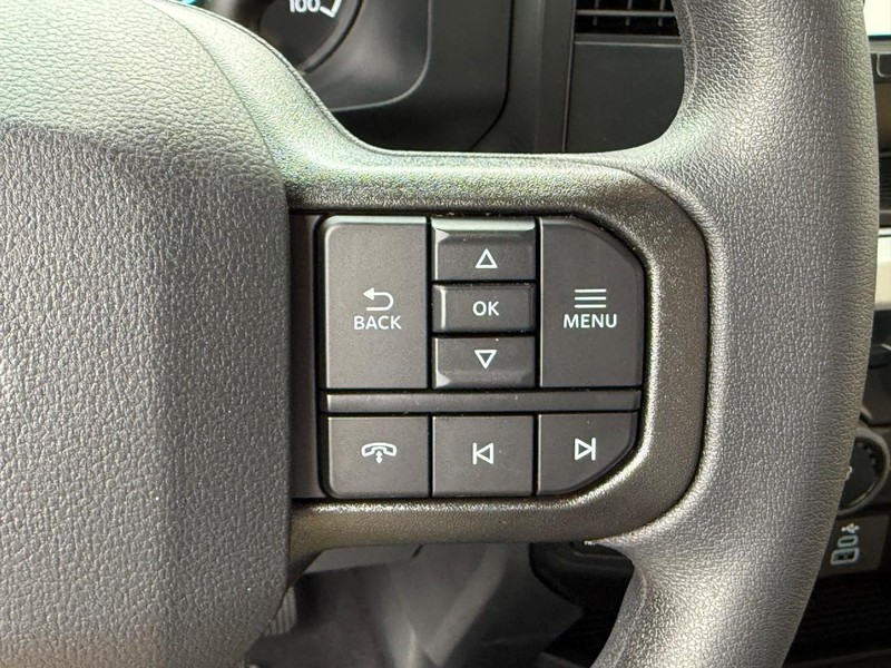 Ford Super Duty F-350 SRW Vehicle Full-screen Gallery Image 10