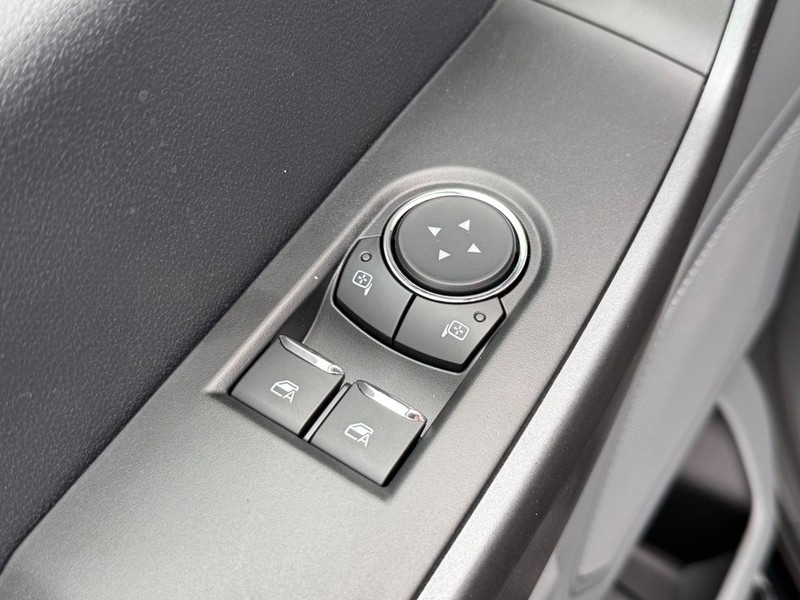 Ford Super Duty F-350 SRW Vehicle Full-screen Gallery Image 12