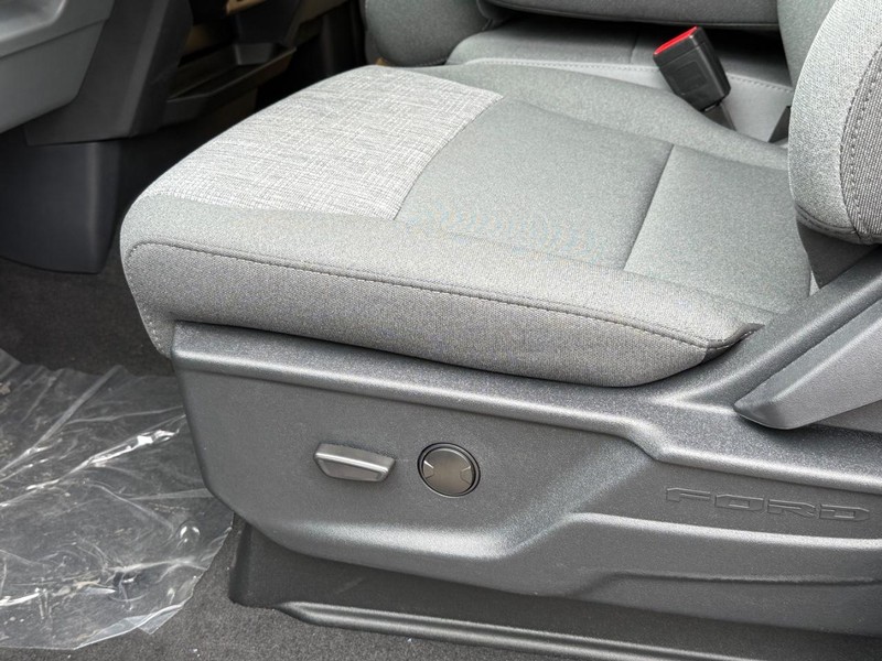 Ford Super Duty F-350 SRW Vehicle Full-screen Gallery Image 13