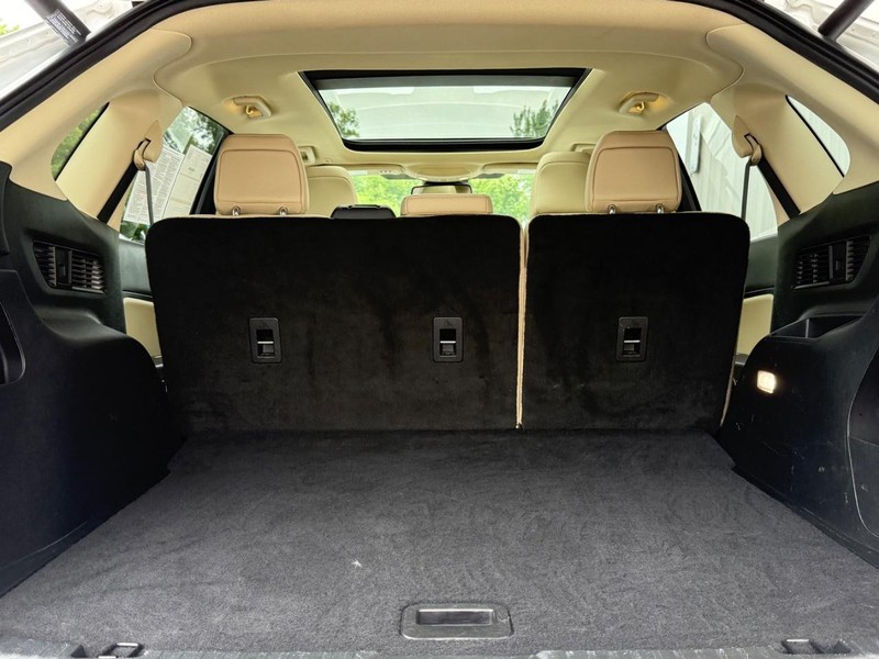 Ford Edge Vehicle Full-screen Gallery Image 5