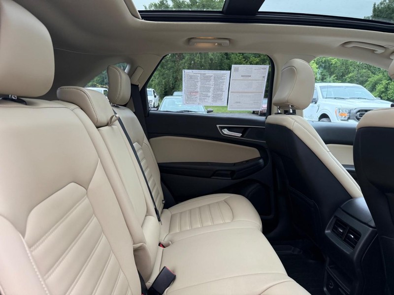 Ford Edge Vehicle Full-screen Gallery Image 9