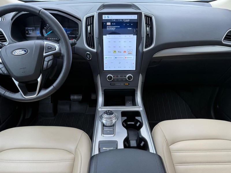 Ford Edge Vehicle Full-screen Gallery Image 10