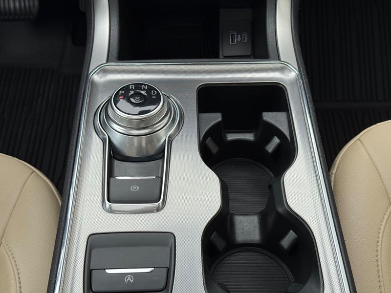 Ford Edge Vehicle Full-screen Gallery Image 12