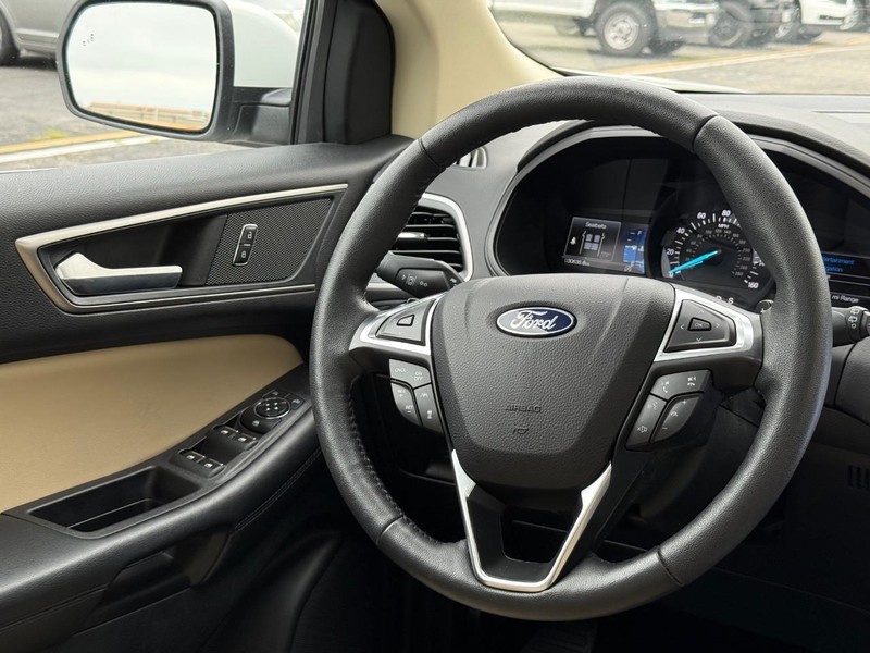 Ford Edge Vehicle Full-screen Gallery Image 13