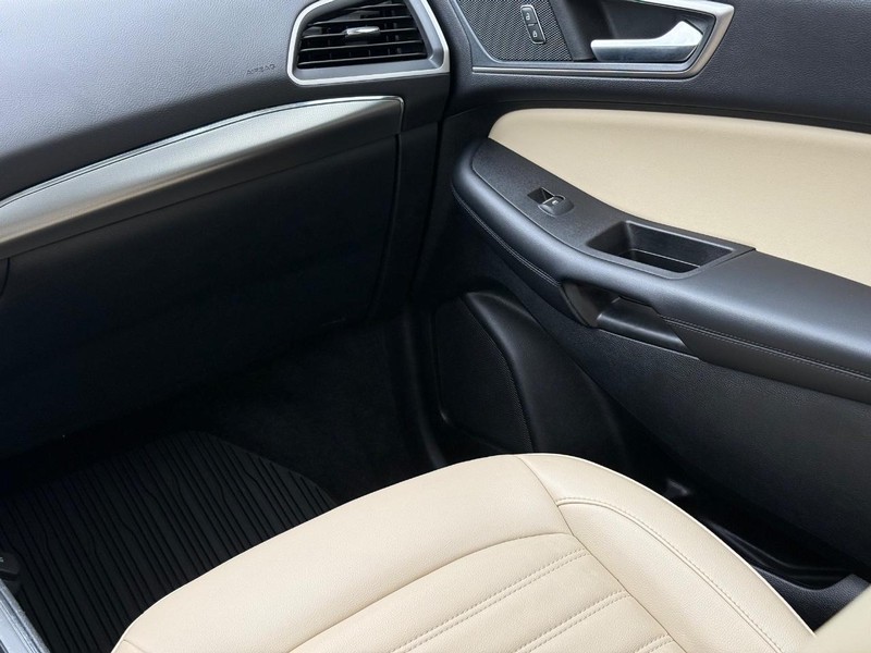 Ford Edge Vehicle Full-screen Gallery Image 14