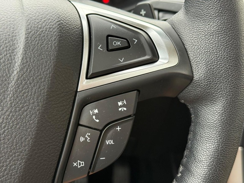 Ford Edge Vehicle Full-screen Gallery Image 16