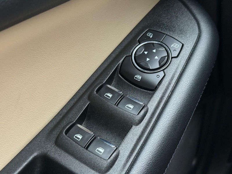 Ford Edge Vehicle Full-screen Gallery Image 20