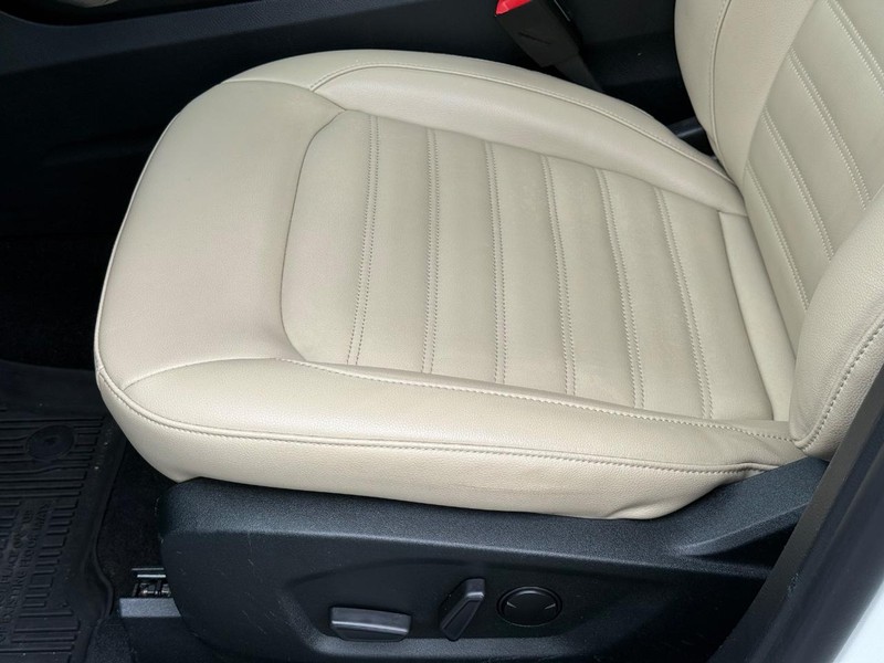 Ford Edge Vehicle Full-screen Gallery Image 21