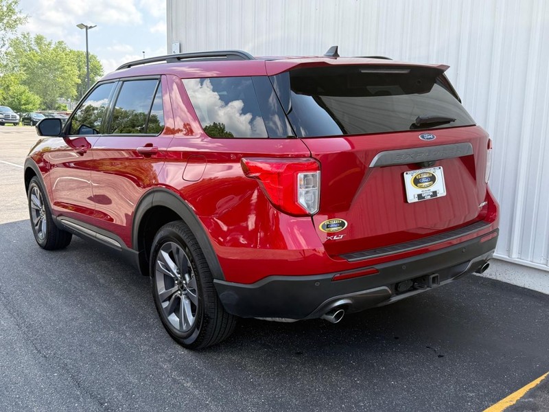 Ford Explorer Vehicle Full-screen Gallery Image 3