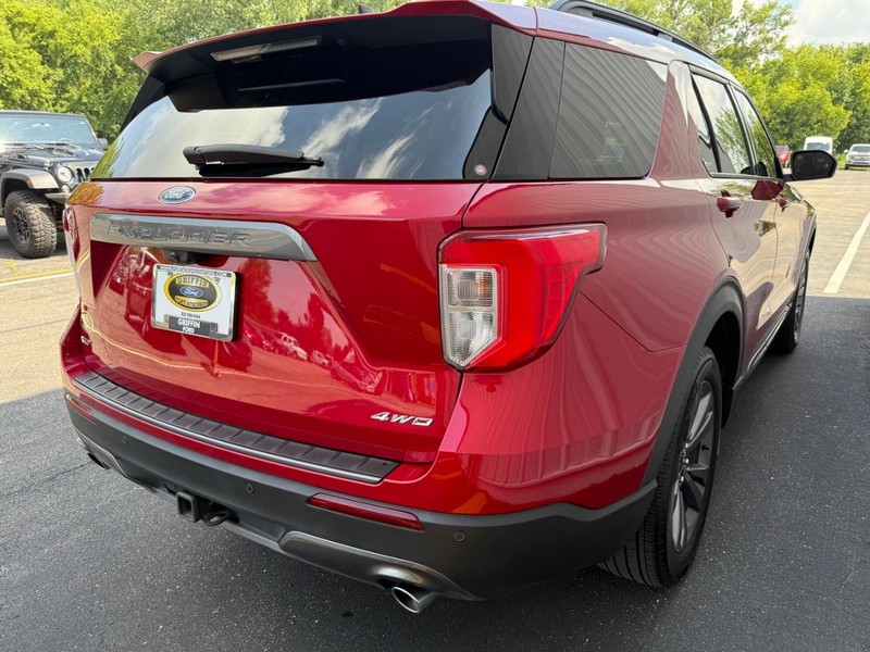 Ford Explorer Vehicle Full-screen Gallery Image 6