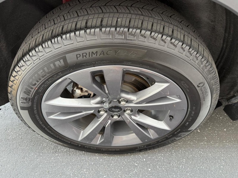 Ford Explorer Vehicle Full-screen Gallery Image 7