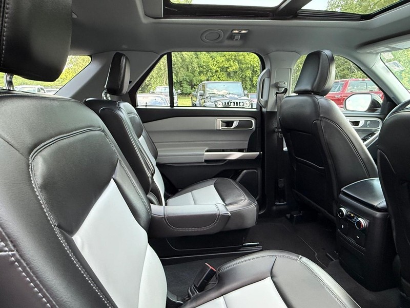 Ford Explorer Vehicle Full-screen Gallery Image 9