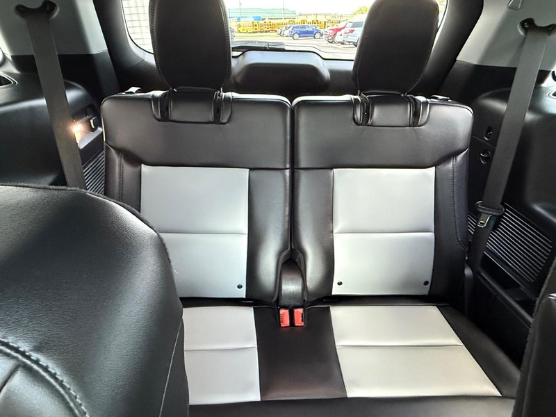 Ford Explorer Vehicle Full-screen Gallery Image 10