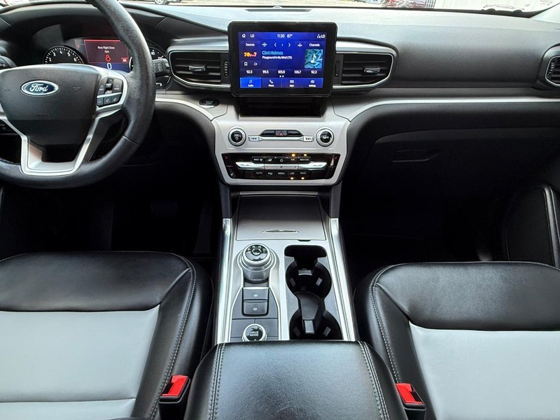 Ford Explorer Vehicle Full-screen Gallery Image 11